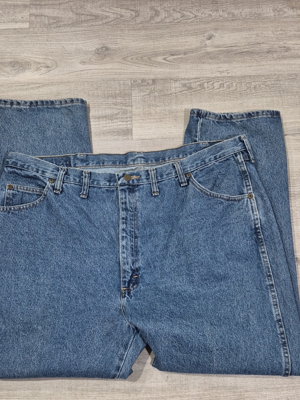 Wrangler Men's Relaxed Jeans in Classic Blue Denim